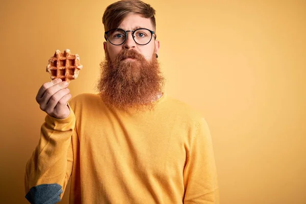Ruiva Irlandês Homem Com Barba Comer Doce Belgas Waffle Pastelaria — Fotografia de Stock