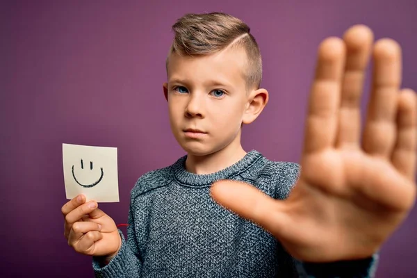 Młody Biały Dzieciak Pokazuje Uśmiechniętą Buźkę Papierze Jako Radosną Wiadomość — Zdjęcie stockowe