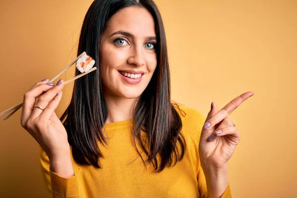 Joven Morena Con Ojos Azules Comiendo Sushi Maki Salmón Usando — Foto de Stock