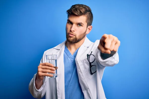 Jeune Homme Blond Médecin Avec Barbe Yeux Bleus Portant Manteau — Photo