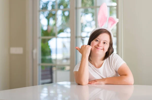 Frau Mit Syndrom Hause Trägt Osterhasenohren Die Nach Oben Zeigen — Stockfoto