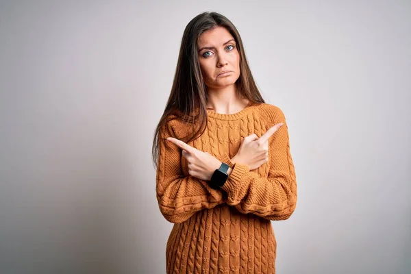 Mujer Hermosa Joven Con Ojos Azules Usando Suéter Casual Pie — Foto de Stock