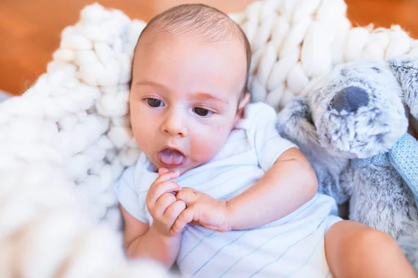 Bambino Adorabile Sdraiato Sopra Una Coperta Sul Pavimento Casa Neonato — Foto Stock