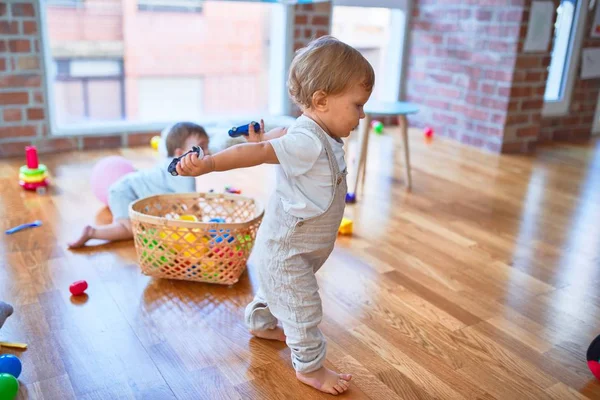 Vackra Småbarn Leker Runt Massor Leksaker Dagis — Stockfoto