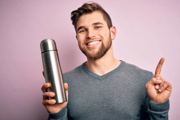 Young Blond Man Beard Blue Eyes Holding Thermo Water Pink — Stock Photo, Image