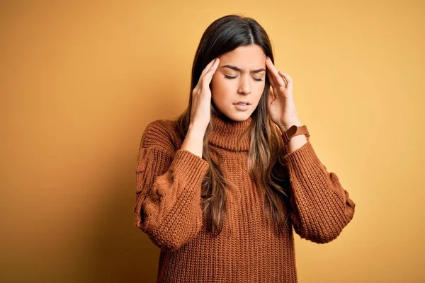 Jeune Belle Fille Portant Pull Décontracté Debout Sur Fond Jaune — Photo