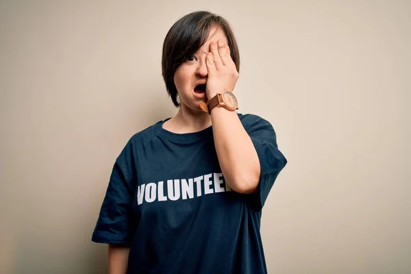 Young Syndroom Vrijwilliger Vrouw Dragen Sociale Zorg Liefdadigheid Shirt Geeuwen — Stockfoto