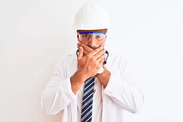 Młody Chemik Kasku Słuchawkach Odizolowanym Tle Zaszokowany Zakryciem Ust Rękami — Zdjęcie stockowe