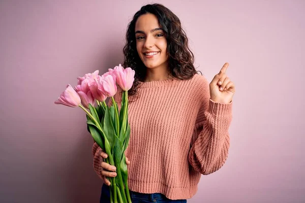 Jonge Mooie Romantische Vrouw Met Krullend Haar Met Boeket Van — Stockfoto