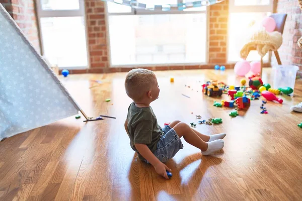 幼稚園でおもちゃで遊んでいる若い白人の子供 未成年の男の子幸せ Playroom — ストック写真