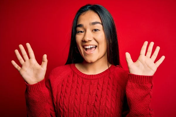 Young Beautiful Asian Woman Wearing Casual Sweater Standing Isolated Red — Stockfoto