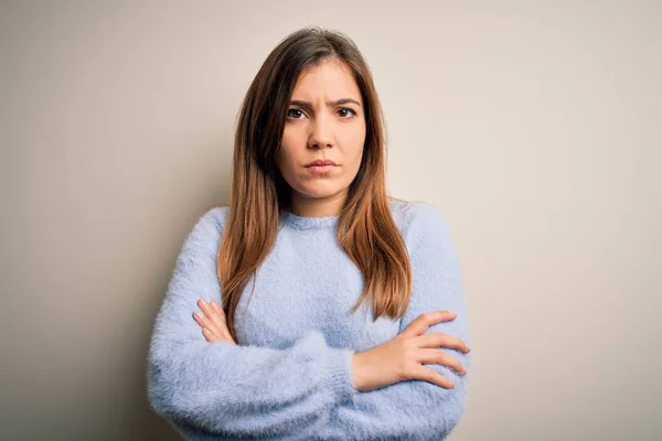 Bella Giovane Donna Indossa Maglione Invernale Casual Piedi Sfondo Isolato — Foto Stock