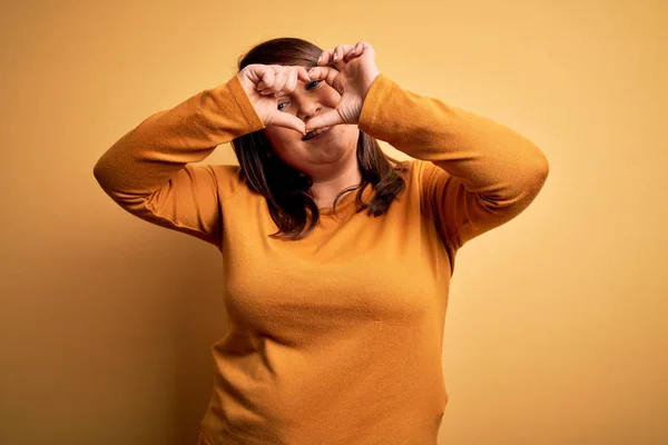 Linda Morena Size Mulher Vestindo Camisola Casual Sobre Fundo Amarelo — Fotografia de Stock