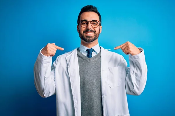 Jovem Médico Bonito Homem Com Barba Vestindo Casaco Óculos Sobre — Fotografia de Stock