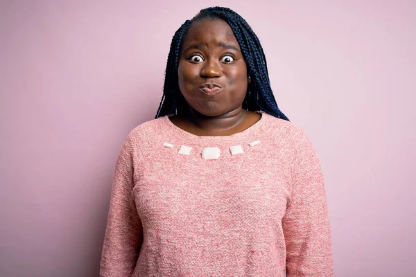 Африканская Американка Плюс Женщина Косичками Обычном Свитере Розовом Фоне Пыхтящая — стоковое фото