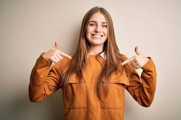 Giovane Bella Rossa Donna Indossa Maglione Casual Sfondo Bianco Isolato — Foto Stock