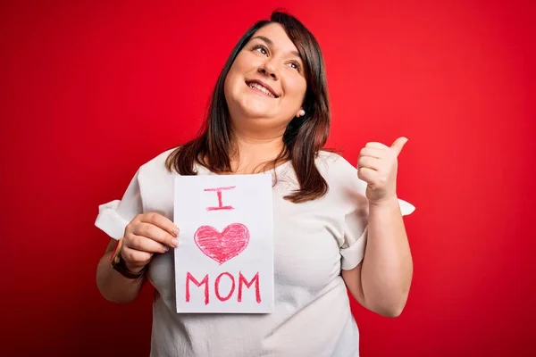 Beautiful Brunette Size Woman Holding Love Mom Message Celebrating Mothers — Stockfoto
