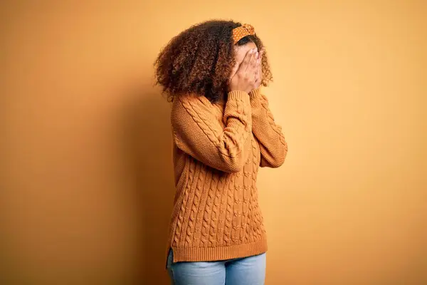 Ung Afrikansk Amerikansk Kvinna Med Afro Hår Bär Casual Tröja — Stockfoto