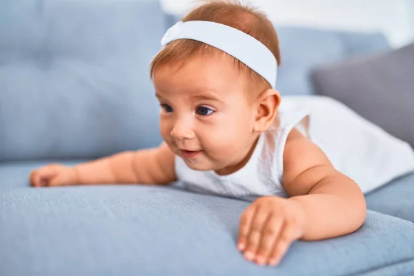 Rozkošné Děťátko Leží Doma Gauči Novorozenci Relaxační Klidový Komfort — Stock fotografie