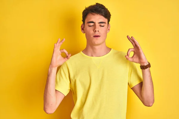 Adolescente Niño Usando Camiseta Amarilla Sobre Fondo Aislado Relajarse Sonreír — Foto de Stock