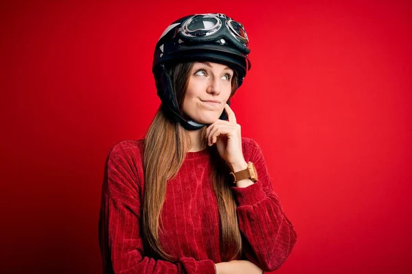 Jeune Belle Rousse Motocycliste Femme Portant Casque Moto Sur Fond — Photo