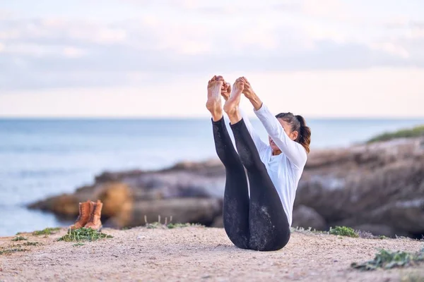 Joven Hermosa Deportista Practicando Yoga Coach Barco Enseñanza Posan Playa — Foto de Stock