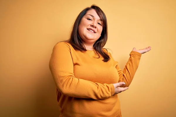Beautiful Brunette Size Woman Wearing Casual Sweater Isolated Yellow Background — Stockfoto