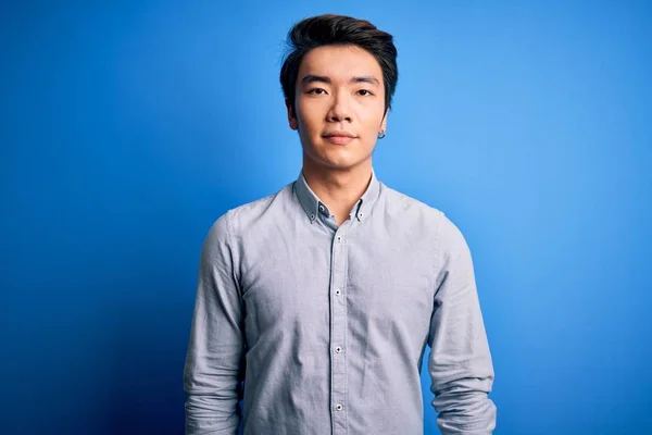 Young Handsome Chinese Man Wearing Casual Shirt Standing Isolated Blue — ストック写真