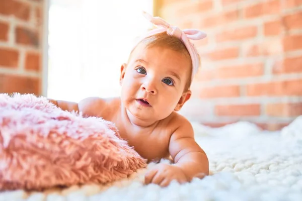 Entzückendes Baby Das Hause Auf Einer Decke Auf Dem Boden — Stockfoto