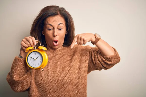 Mujer Morena Mediana Edad Sosteniendo Reloj Despertador Clásico Sobre Fondo —  Fotos de Stock