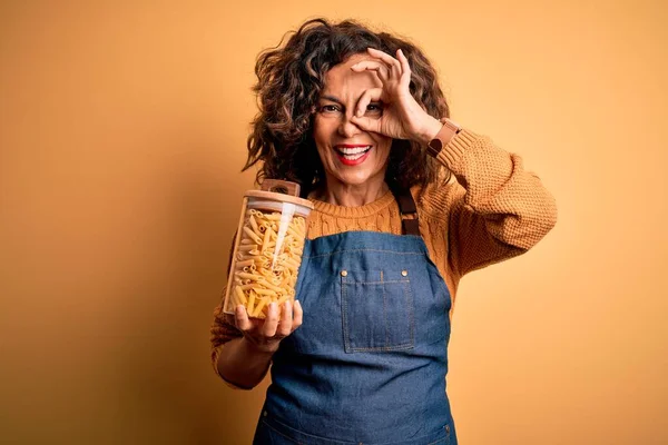 Mulher Meia Idade Bonita Segurando Frasco Com Macarrão Macarrão Sobre — Fotografia de Stock