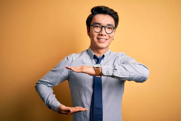 Jeune Homme Affaires Chinois Beau Portant Des Lunettes Cravate Sur — Photo