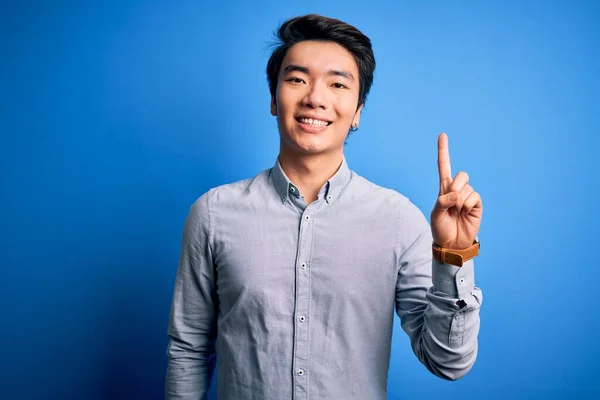 Homem Chinês Bonito Jovem Vestindo Camisa Casual Sobre Fundo Azul — Fotografia de Stock