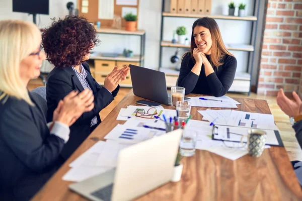 Gruppe Von Geschäftsleuten Die Glücklich Und Zuversichtlich Lächeln Arbeit Mit — Stockfoto