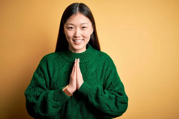 Jonge Mooie Aziatische Vrouw Dragen Groene Winter Trui Geel Geïsoleerde — Stockfoto