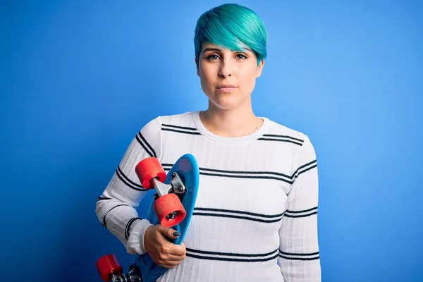Mladá Bruslařka Žena Modrou Módní Vlasy Drží Skateboard Přes Modré — Stock fotografie