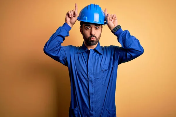 Hombre Mecánico Con Barba Vistiendo Uniforme Azul Casco Seguridad Sobre —  Fotos de Stock