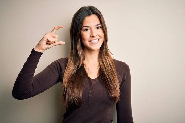 Menina Bonita Nova Vestindo Camisola Casual Sobre Fundo Branco Isolado — Fotografia de Stock