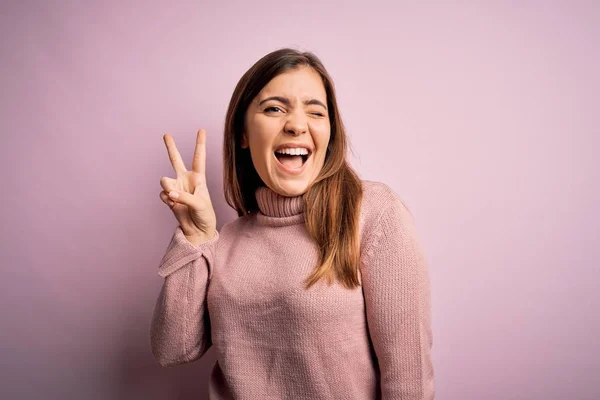 Piękna Młoda Kobieta Ubrana Sweter Golfem Różowym Odizolowanym Tle Uśmiechnięta — Zdjęcie stockowe