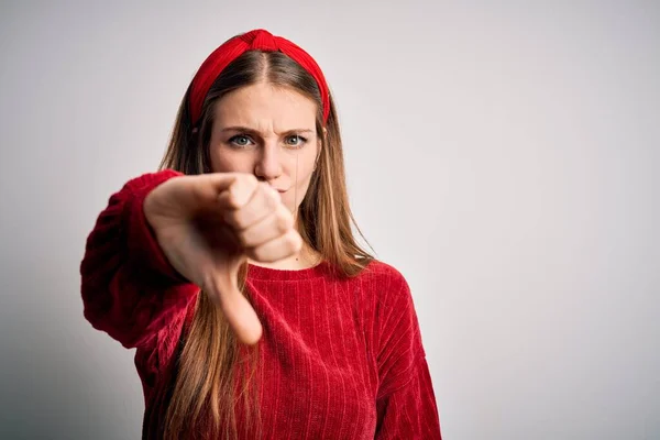 Joven Hermosa Pelirroja Vistiendo Suéter Casual Rojo Diadema Sobre Fondo — Foto de Stock