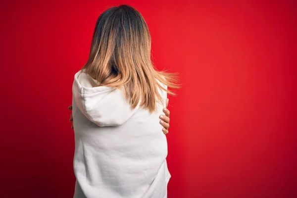 Middelbare Leeftijd Mooie Sportvrouw Draagt Casual Sweatshirt Geïsoleerde Rode Achtergrond — Stockfoto