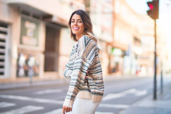 Jovem Mulher Bonita Sorrindo Feliz Confiante Andando Rua Cidade — Fotografia de Stock