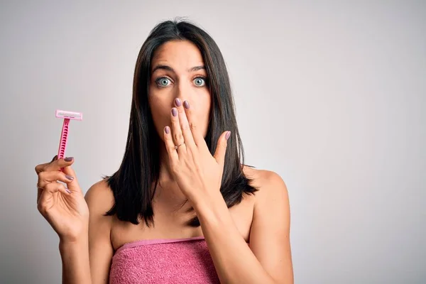 Mujer Morena Joven Con Ojos Azules Usando Toalla Baño Usando —  Fotos de Stock