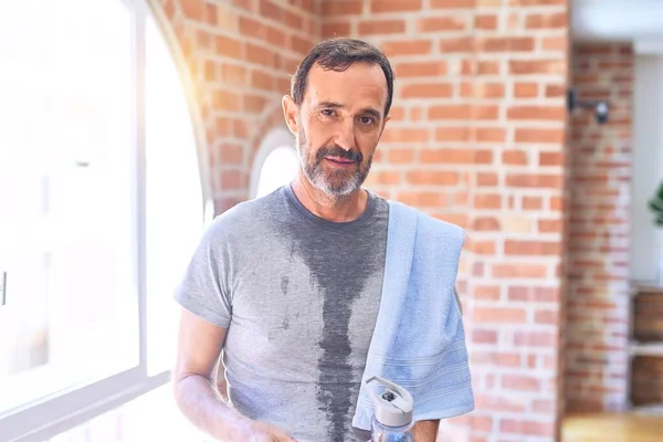 Hombre Deportivo Guapo Mediana Edad Sudoroso Sosteniendo Botella Agua Toalla — Foto de Stock