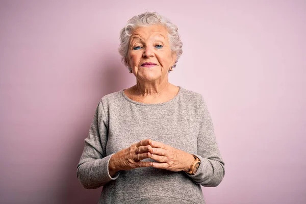 Senior Bella Donna Indossa Casual Shirt Piedi Sopra Isolato Sfondo — Foto Stock