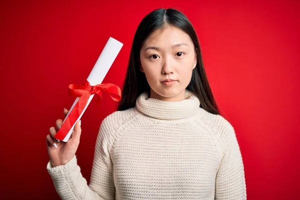 Jeune Étudiante Asiatique Titulaire Diplôme Études Supérieures Sur Fond Rouge — Photo