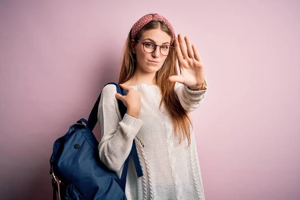 Ung Vacker Rödhårig Student Kvinna Bär Ryggsäck Och Glasögon Över — Stockfoto
