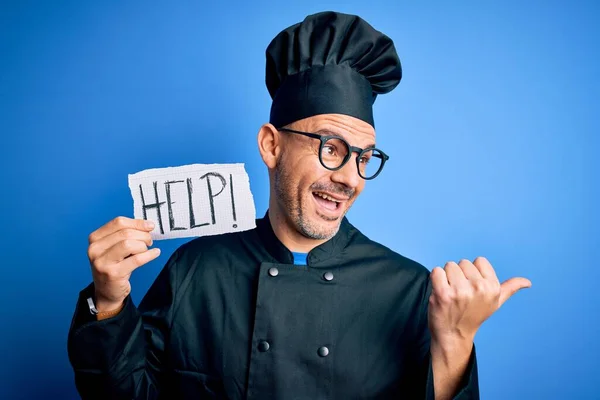 Giovane Bel Cuoco Uomo Sovraccarico Lavoro Indossando Uniforme Cappello Possesso — Foto Stock