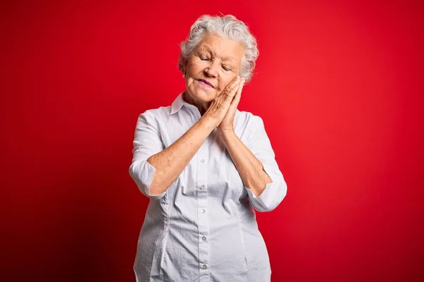 Senior Mooie Vrouw Dragen Elegante Shirt Staan Geïsoleerde Rode Achtergrond — Stockfoto