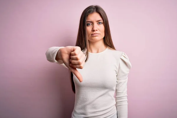 Young Beautiful Woman Blue Eyes Wearing Casual White Shirt Pink — Stockfoto